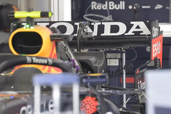 Detalle del alerón trasero del Red Bull Racing RB16B
