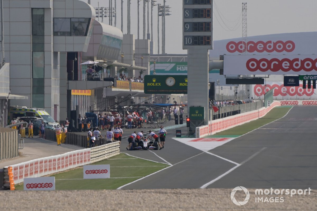 Mecánicos empujan a Nikita Mazepin, Haas F1
