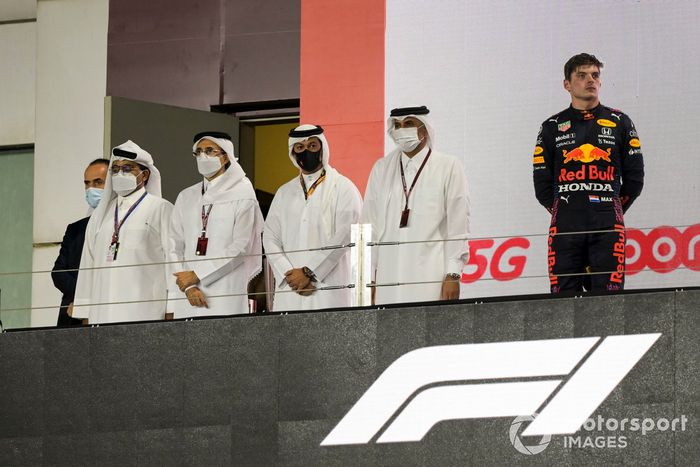 Aziz Aluthman Fakhroo, S.E. el Jeque Khalid Bin Abduaziz Al- Thani, S.E. Salah Bin Ghanim Al - Ali, Abdulrahman Bin Abdullatif Al - Mannai, y Max Verstappen, Red Bull Racing, 2ª posición, en el podio.