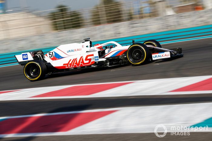 Pietro Fittipaldi, con un Haas F1 Team VF-19 adaptado (muleto) con los Pirelli de 18 pulgadas  