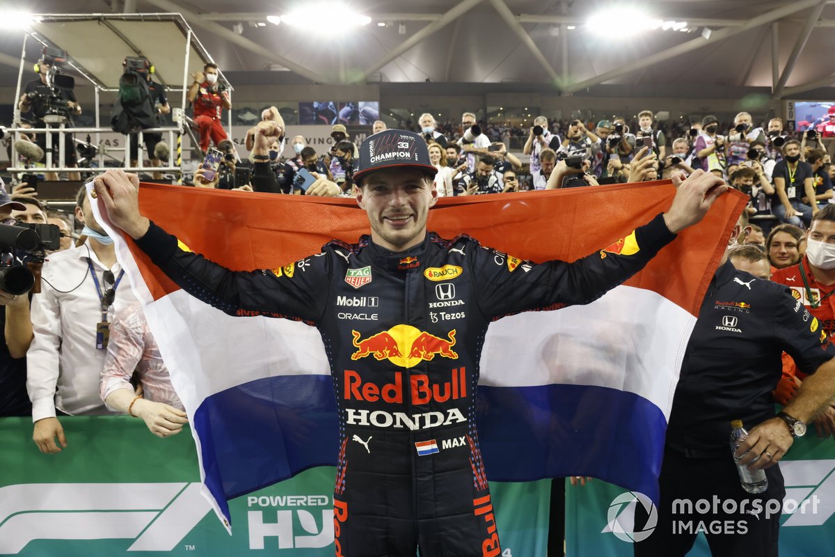 Max Verstappen, Red Bull Racing, primo classificato, festeggia con una bandiera olandese a Parc Ferme