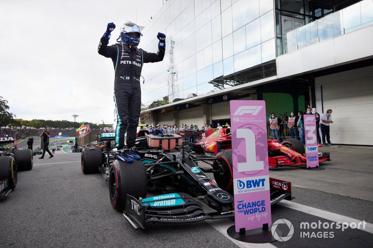 Valtteri Bottas, Mercedes, 1ª posición, lo celebra en el Parc Ferme tras el Sprint