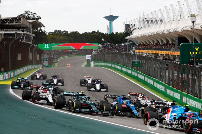 Esteban Ocon, Alpine A521, Fernando Alonso, Alpine A521, Sebastian Vettel, Aston Martin AMR21, Kimi Raikkonen, Alfa Romeo Racing C41, y el resto del grupo en la primera vuelta