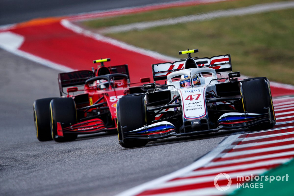 Mick Schumacher, Haas VF-21, Carlos Sainz Jr., Ferrari SF21