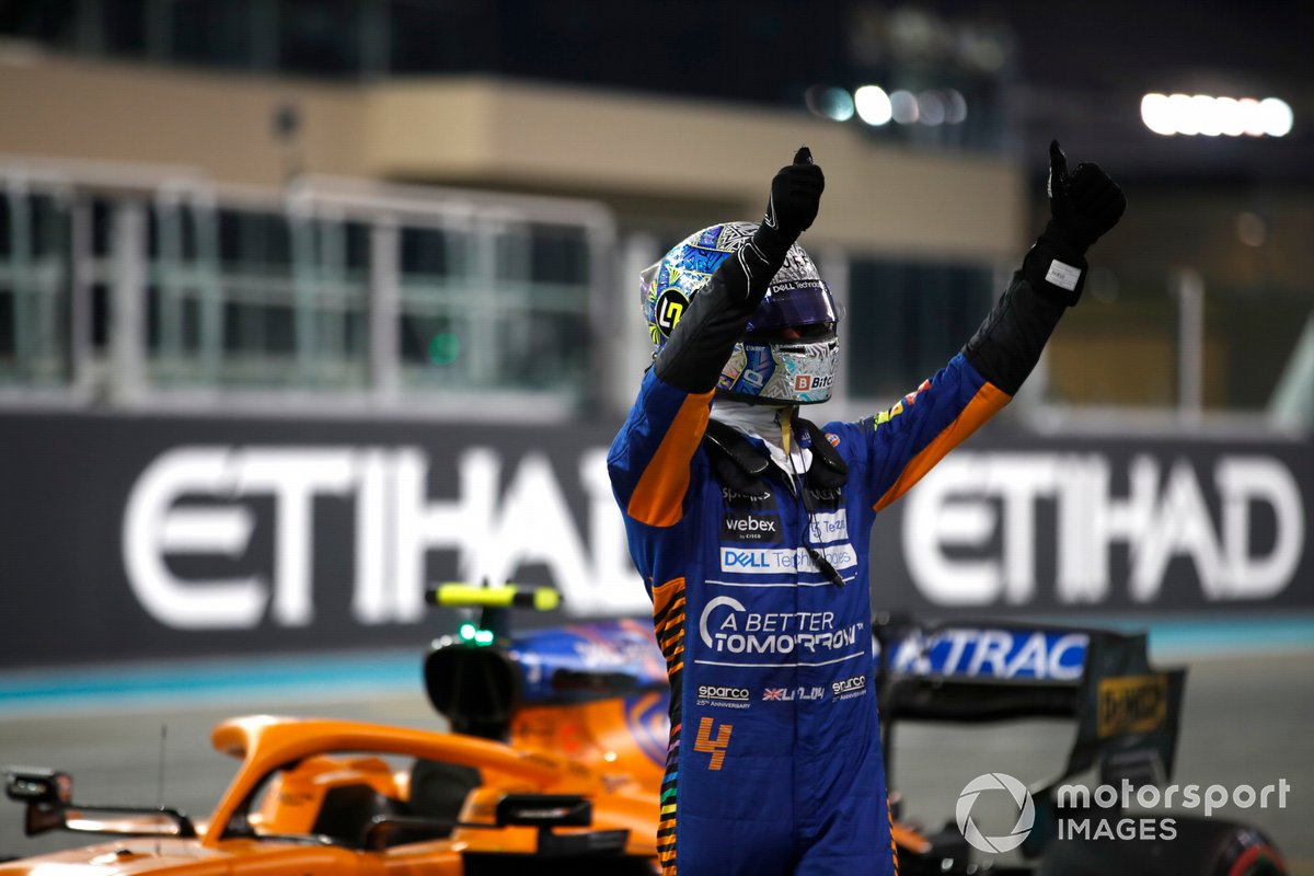 Lando Norris, de McLaren, saluda a los aficionados tras conseguir el tercer puesto en la parrilla