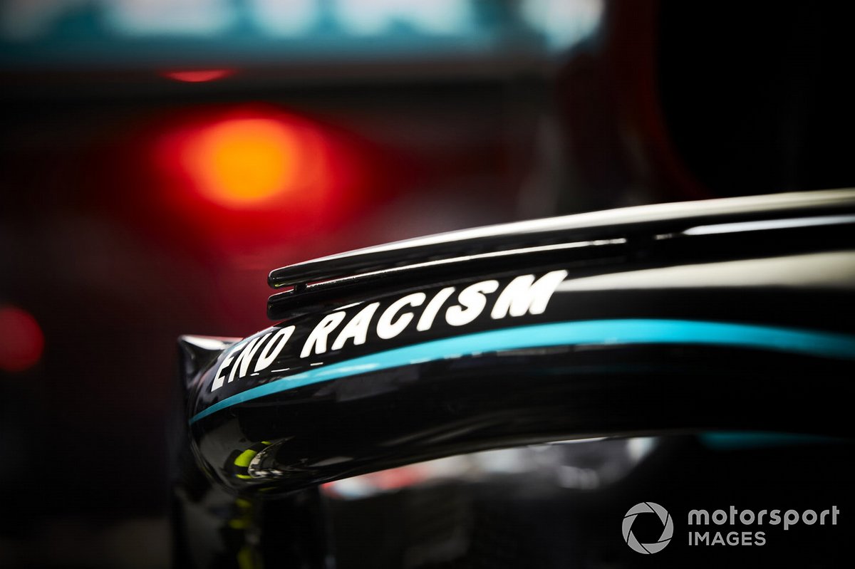 Un mensaje del fin del racismo en el halo del Mercedes F1 W11