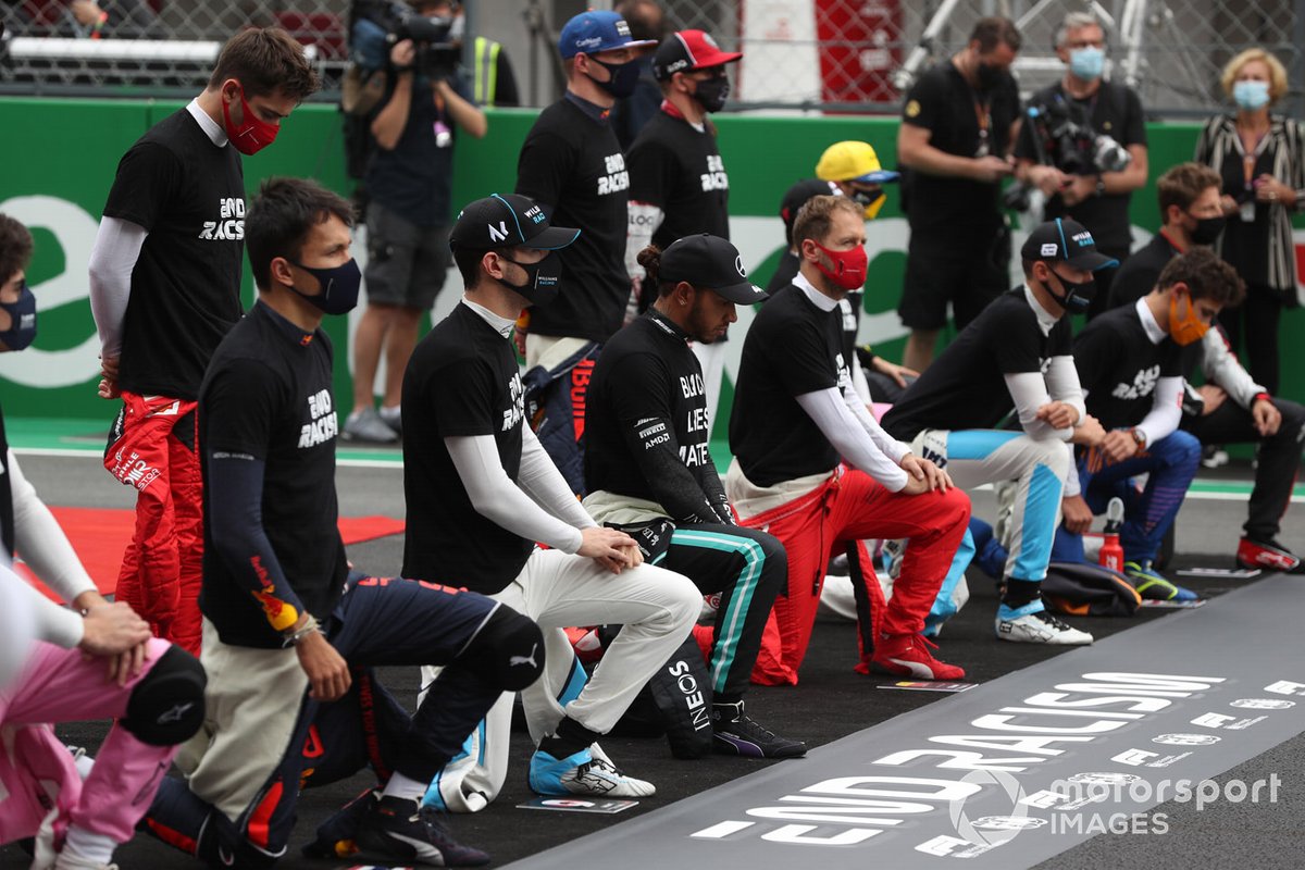 Los pilotos se arrodillan y apoyan la campaña para el Fin del Racismo antes de la carrera