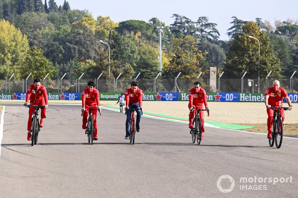 Charles Leclerc, Ferrari, percorre la pista in bicicletta con i compagni di squadra