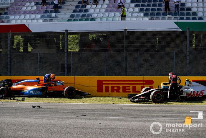 Carlos Sainz Jr., McLaren MCL35 y Kevin Magnussen, Haas VF-20, después de chocar