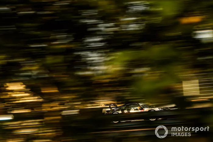 #99 Dempsey-Proton Racing Porsche 911 RSR: Vutthikorn Inthraphuvasak, Lucas Legeret, Julien Andlauer