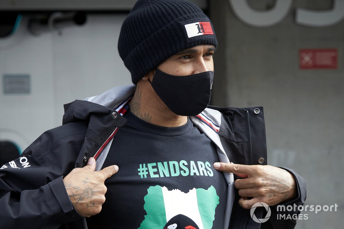 Lewis Hamilton, Mercedes-AMG F1, con una camiseta de "fin al racismo"