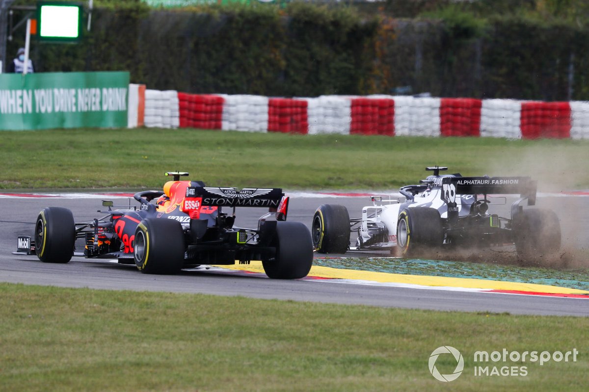 Alex Albon, Red Bull Racing RB16, pasa como Daniil Kvyat, AlphaTauri AT01, se sale de una curva y pierde su alerón delantero