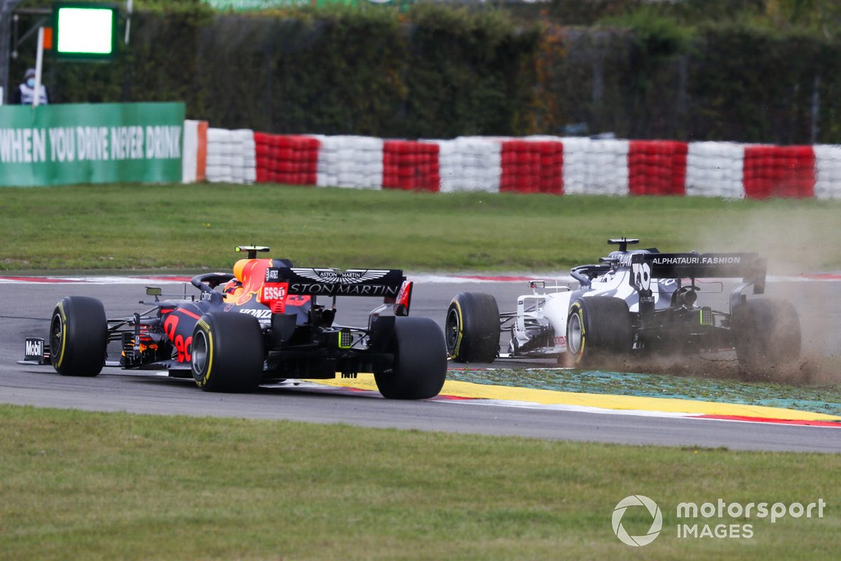 Alex Albon, Red Bull Racing RB16, passes as Daniil Kvyat, AlphaTauri AT01, mises a corner and loses his front wing