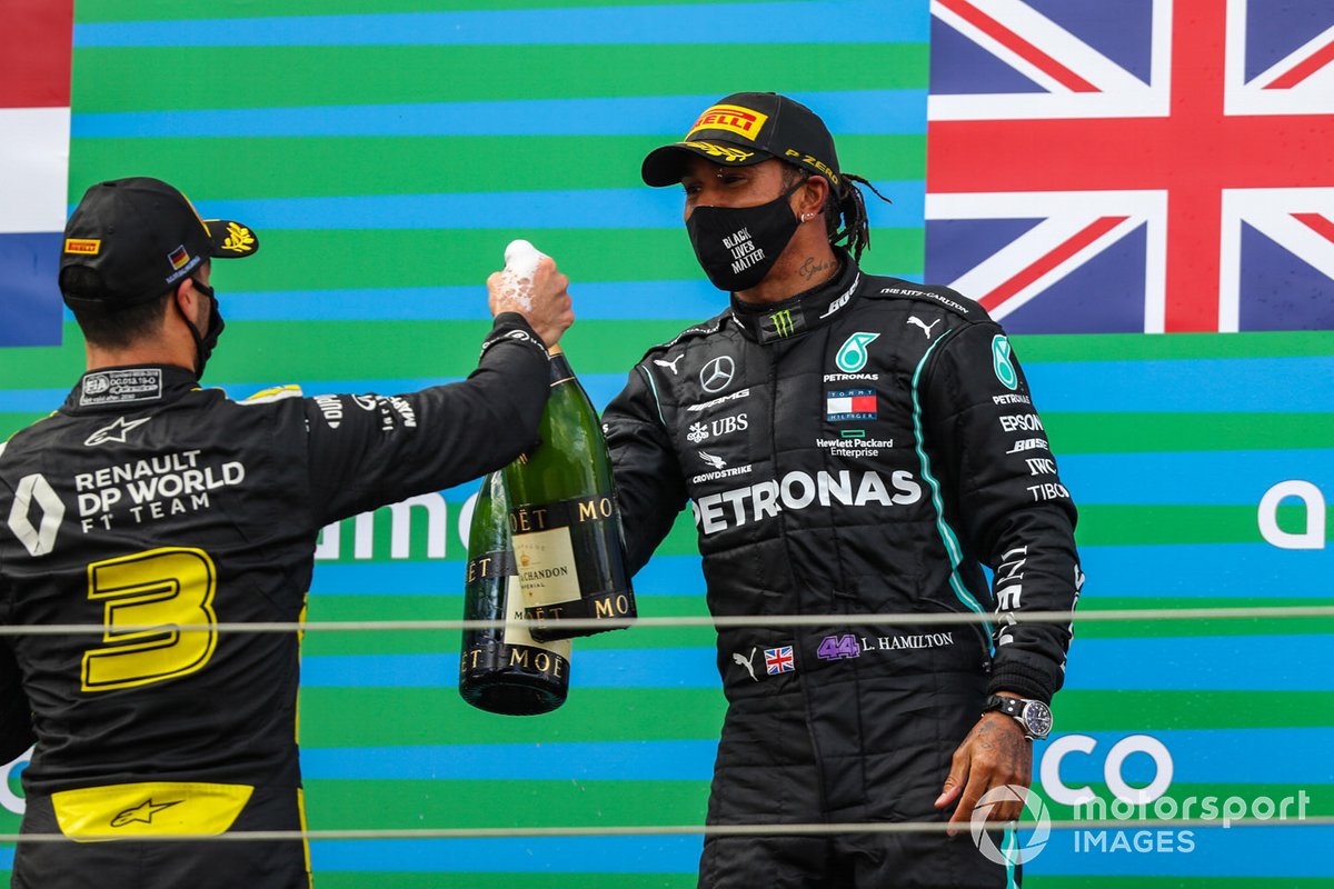 Daniel Ricciardo, Renault F1, 3rd position, and Lewis Hamilton, Mercedes-AMG F1, 1st position, with their champagne on the podium