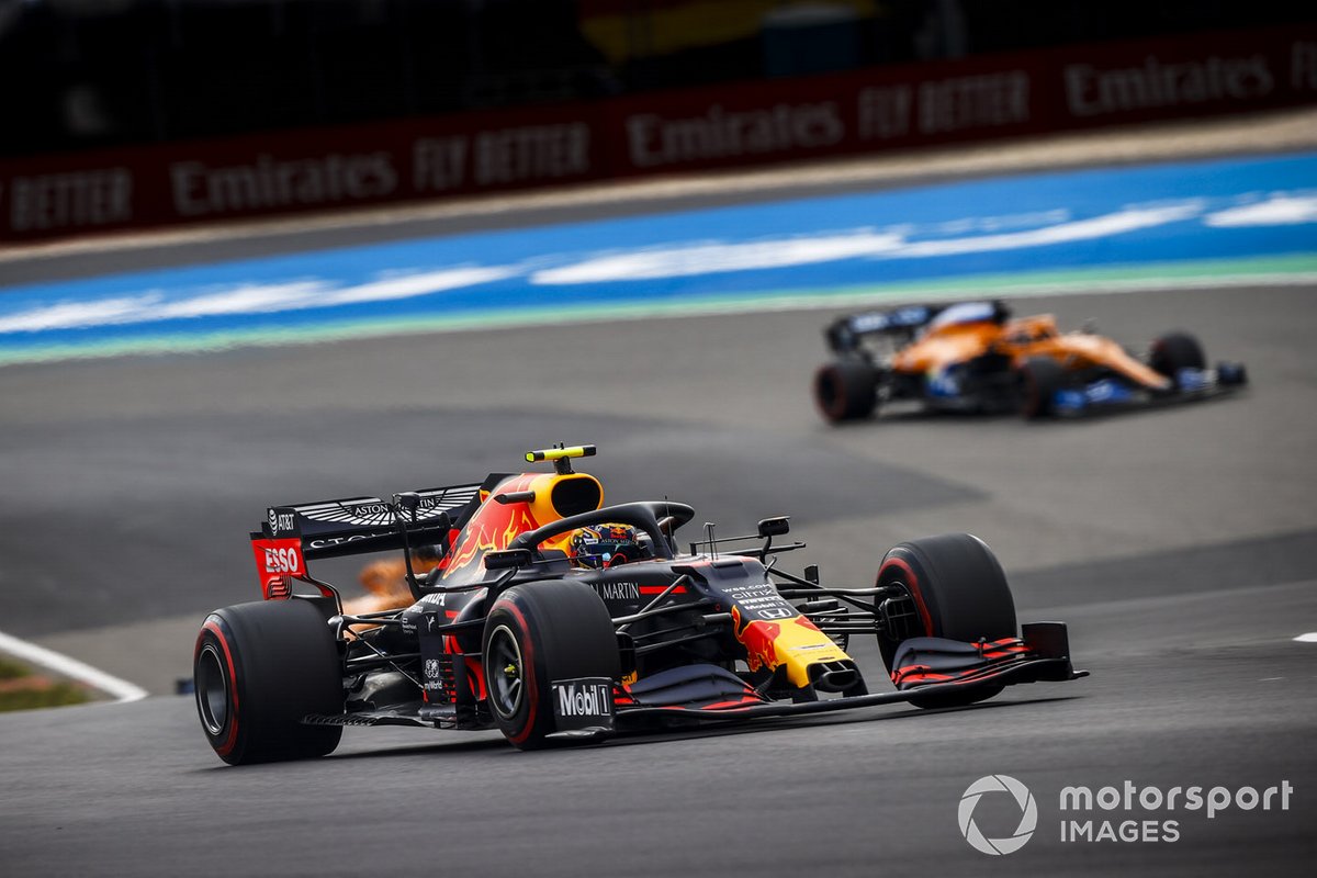 Alex Albon, Red Bull Racing RB16, Carlos Sainz Jr., McLaren MCL35