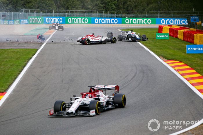 Antonio Giovinazzi, Alfa Romeo Racing C39 choca con la barrera y su neumático suelto golpea el monoplaza de George Russell, Williams FW43