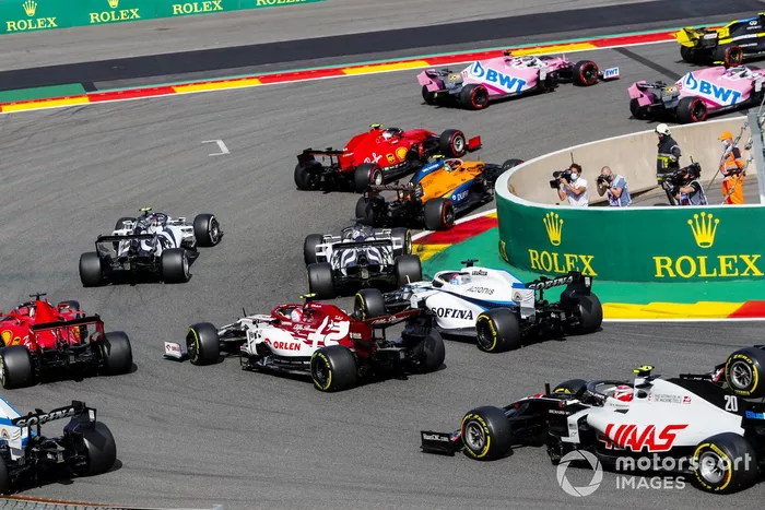 Antonio Giovinazzi, Alfa Romeo Racing C39 y George Russell, Williams FW43 al inicio