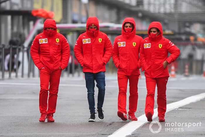 Charles Leclerc, Ferrari, recorre la pista con miembros del equipo