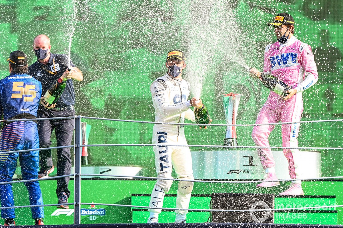 Podio: segundo lugar Carlos Sainz Jr., McLaren, ganador Pierre Gasly, AlphaTauri, y tercer lugar Lance Stroll, Racing Point