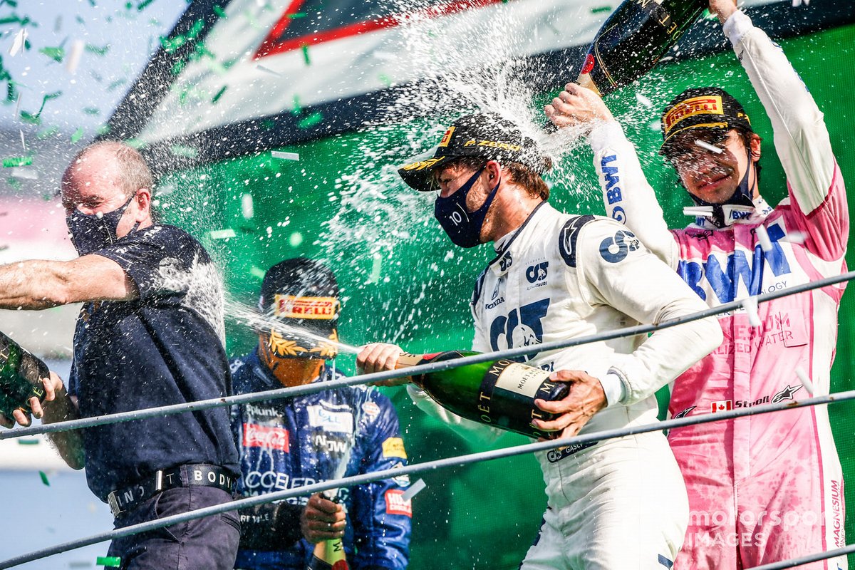 Podio: segundo lugar Carlos Sainz Jr., McLaren, ganador Pierre Gasly, AlphaTauri, y tercer lugar Lance Stroll, Racing Point