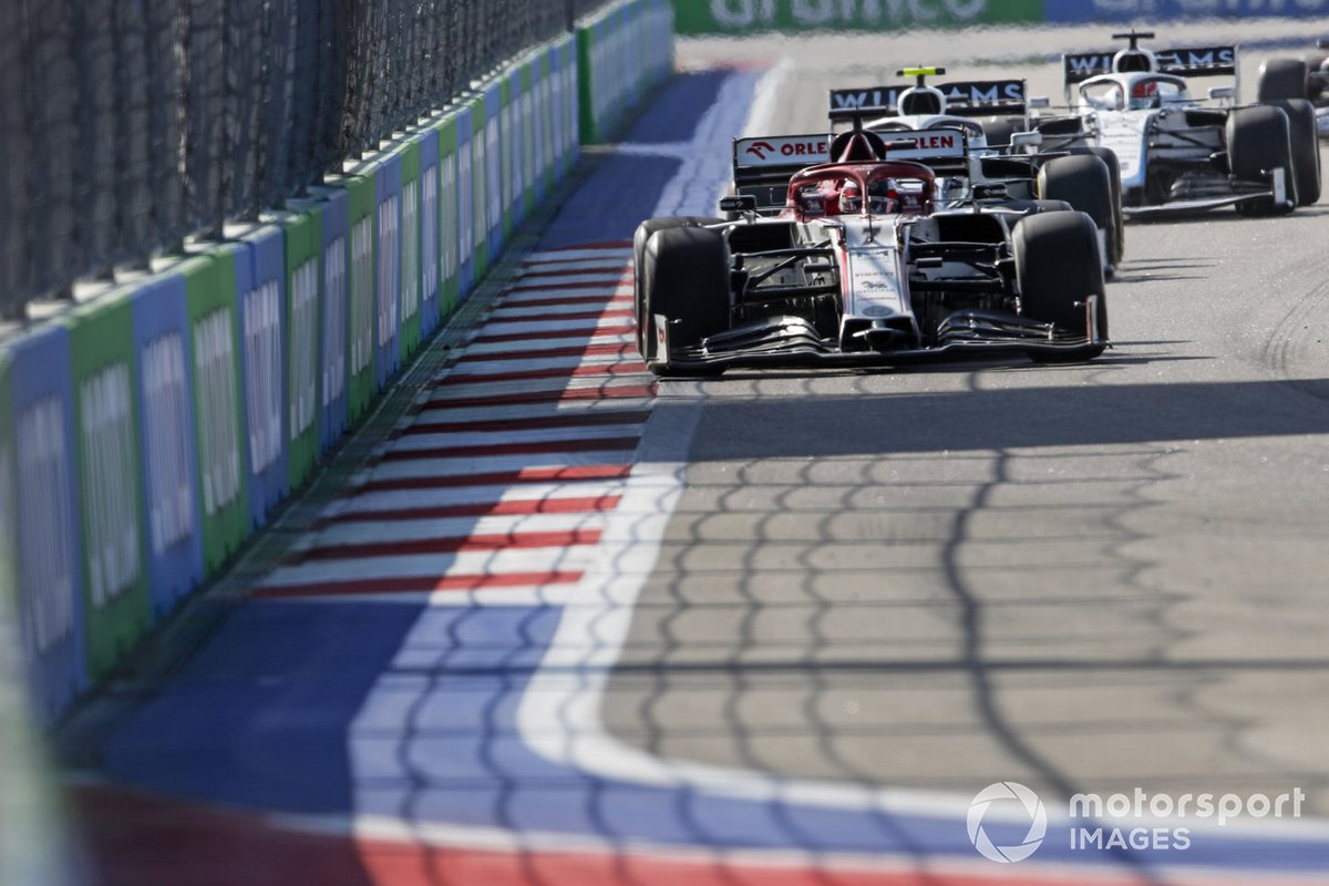 Kimi Raikkonen, Alfa Romeo Racing C39, Nicholas Latifi, Williams FW43