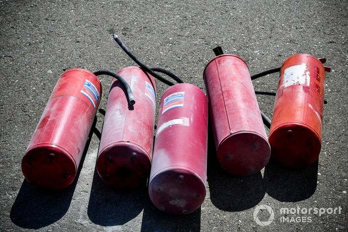 Los extintores usados en el coche de Jack Aitken, Campos Racing, tras su accidente con Luca Ghiotto, Hitech Grand Prix 