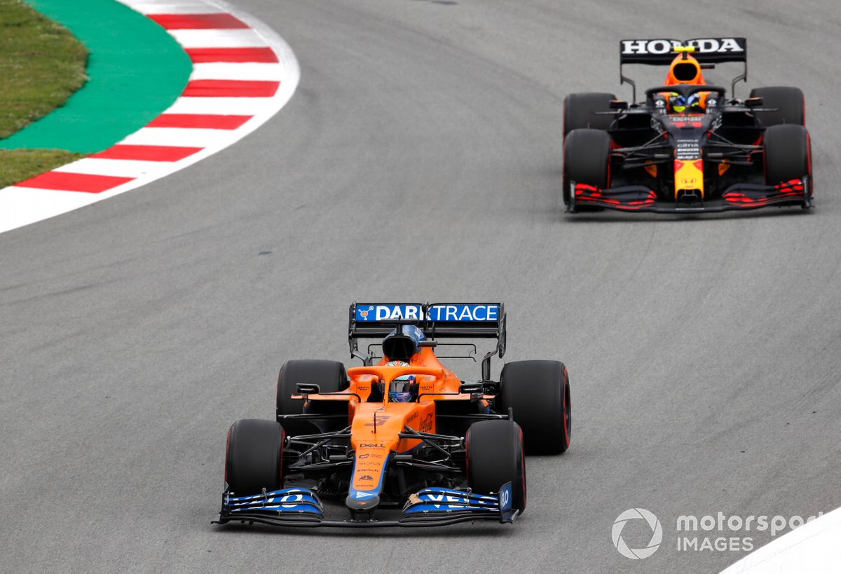 Daniel Ricciardo, McLaren MCL35M, precede Sergio Perez, Red Bull Racing RB16B