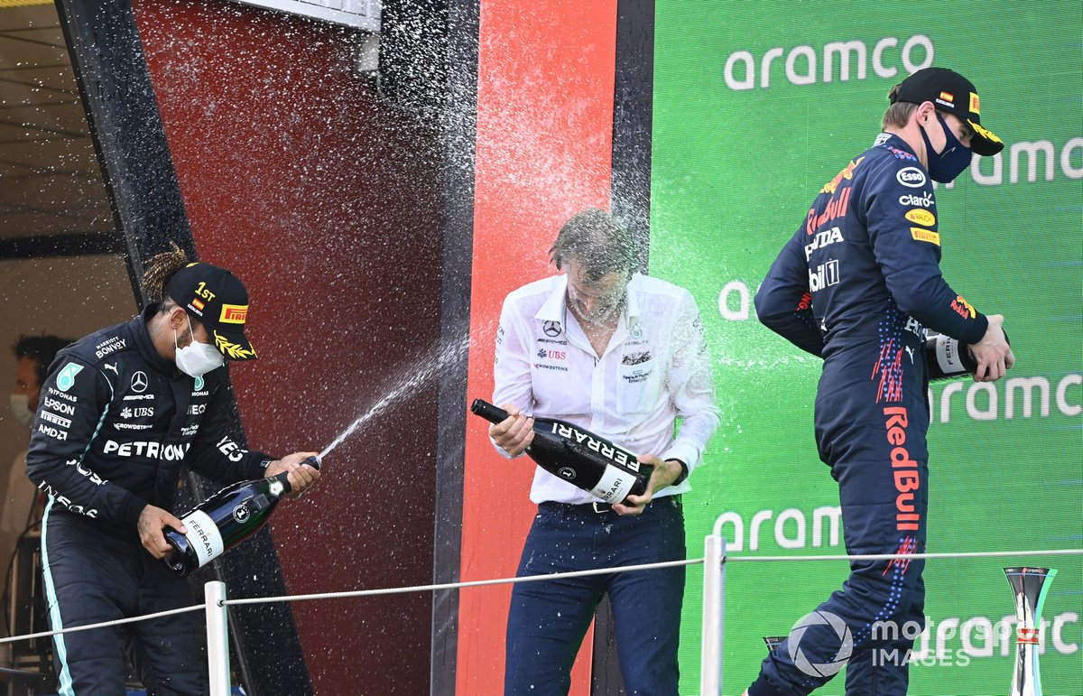 Podio: segundo lugar Max Verstappen, Red Bull Racing, ganador de la carrera Lewis Hamilton, Mercedes