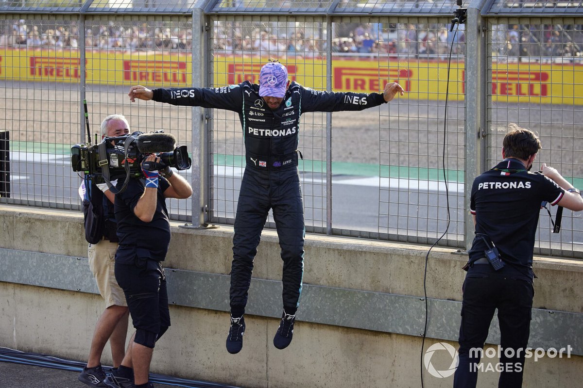 Pole man Lewis Hamilton, Mercedes, salta giù dalla recinzione
