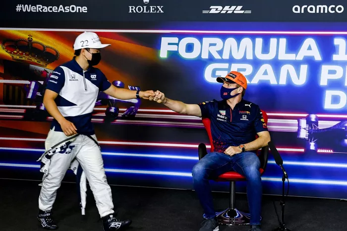 Max Verstappen, Red Bull Racing, Yuki Tsunoda, AlphaTauri en la conferencia de prensa