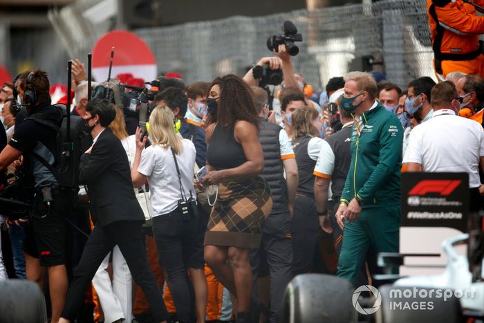 La estrella del tenis Serena Williams se une a las celebraciones tras la carrera