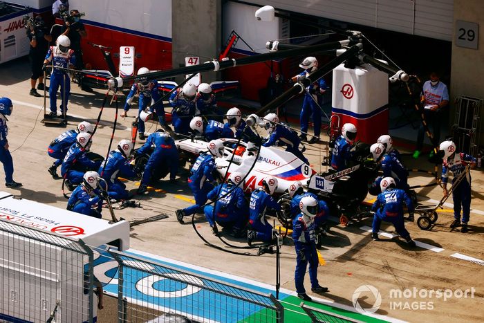 Nikita Mazepin, Haas VF-21, pit stop