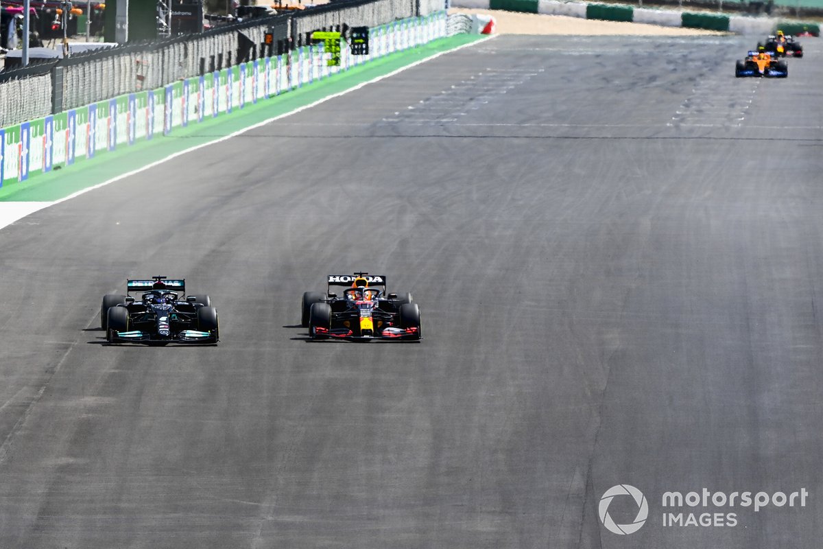 Lewis Hamilton, Mercedes W12, sorpassa Max Verstappen, Red Bull Racing RB16B
