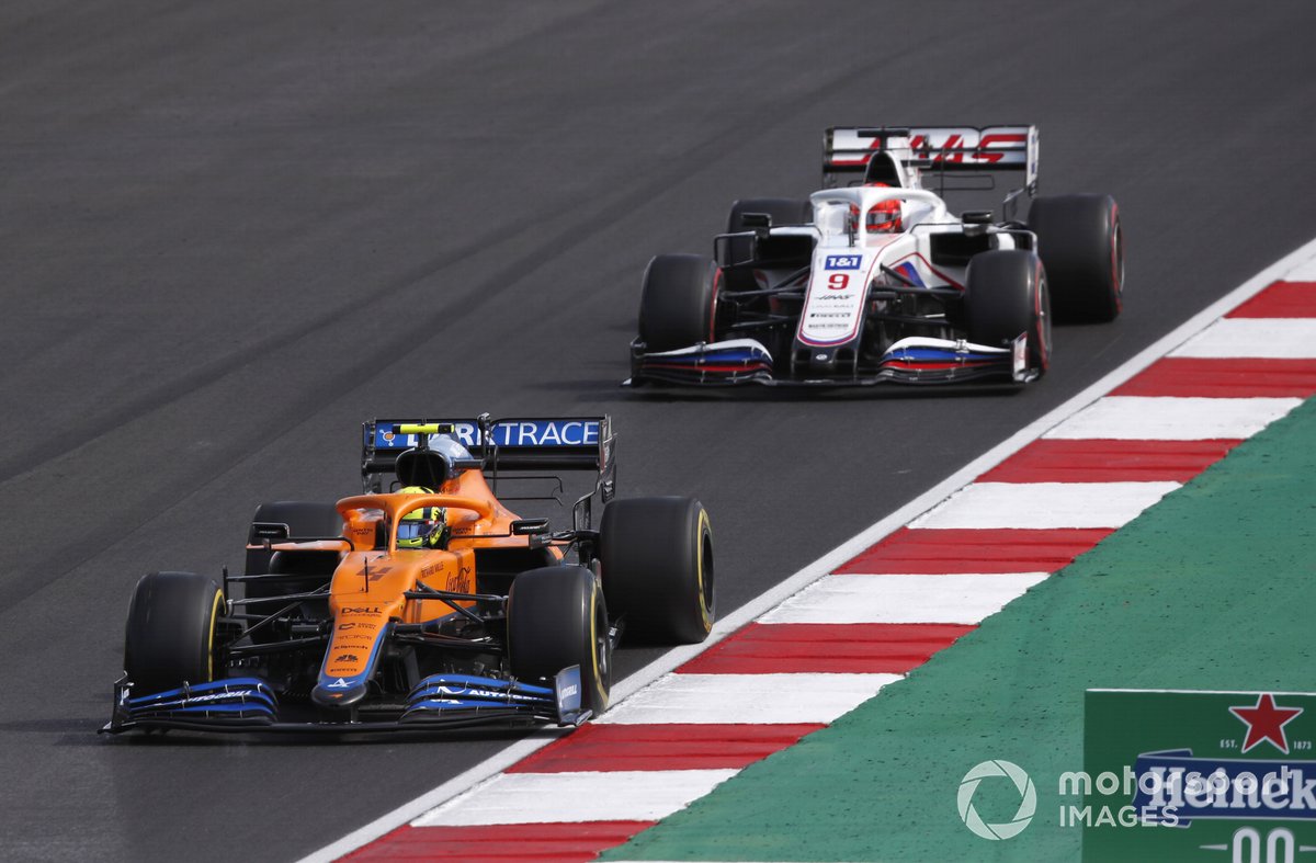 Lando Norris, McLaren MCL35M, Nikita Mazepin, Haas VF-21