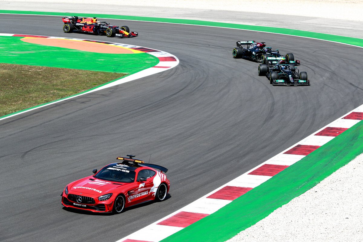 El Safety Car al frente de Valtteri Bottas, Mercedes W12, Lewis Hamilton, Mercedes W12, y Max Verstappen, Red Bull Racing RB16B
