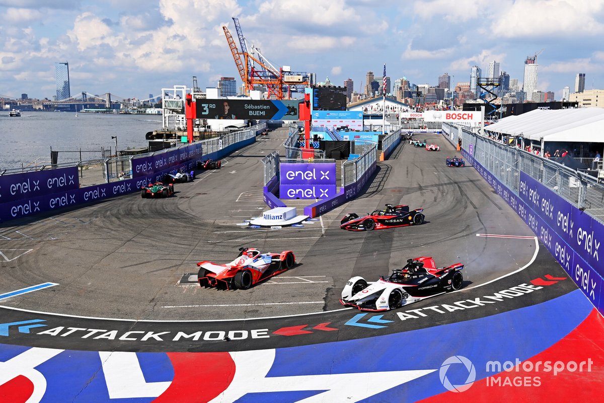 Alex Lynn, Mahindra Racing, M7Electro, spins ahead of Oliver Rowland, Nissan e.Dams, Nissan IMO2, Pascal Wehrlein, Tag Heuer Porsche, Porsche 99X Electric