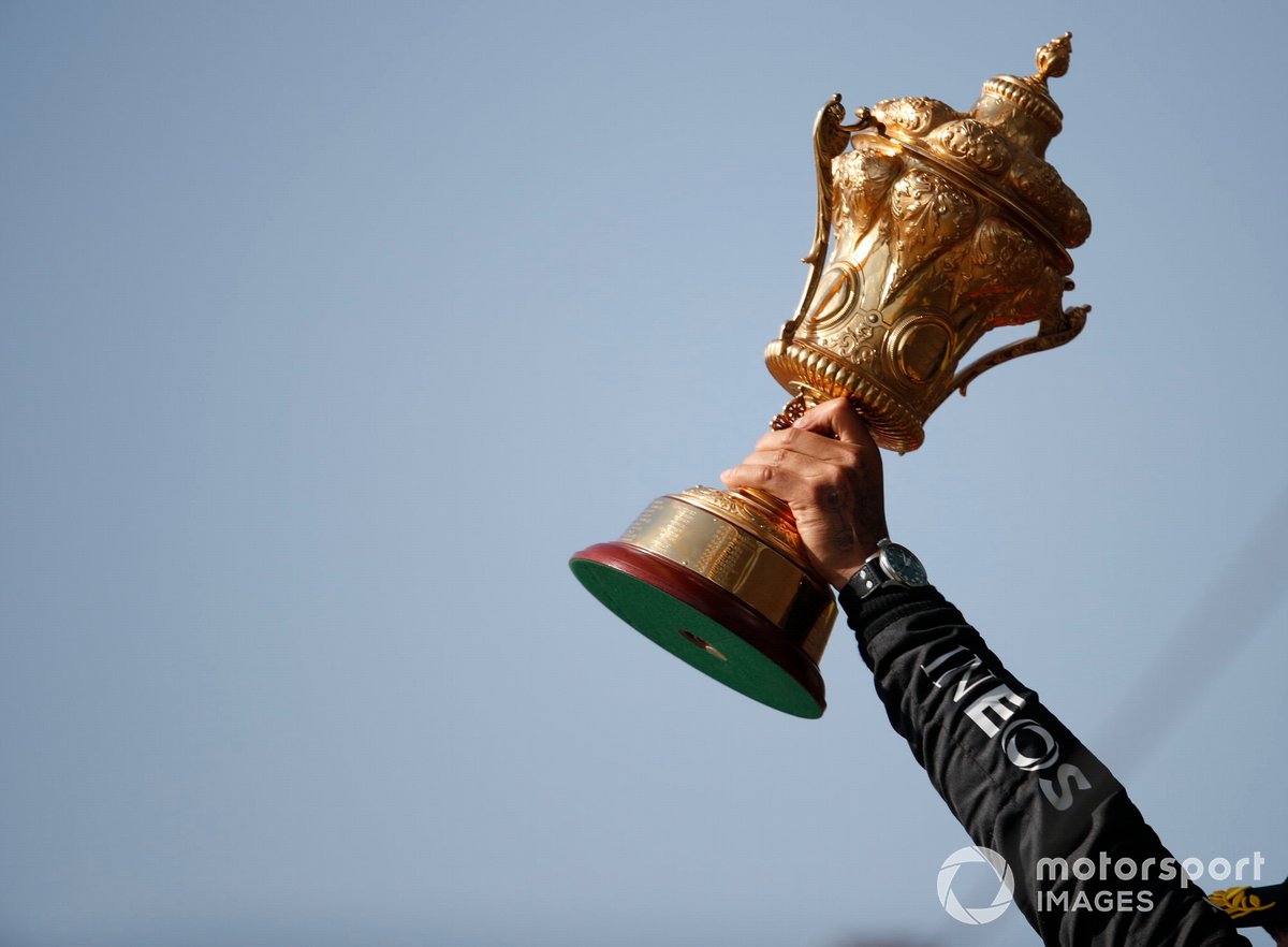 Lewis Hamilton, Mercedes, primo classificato, solleva il trofeo sul podio