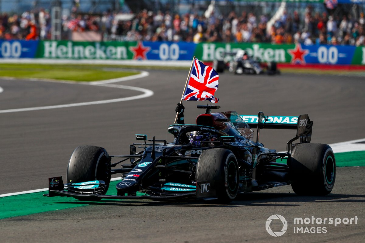 Lewis Hamilton, Mercedes W12, primo classificato, sventola la bandiera dal cockpit