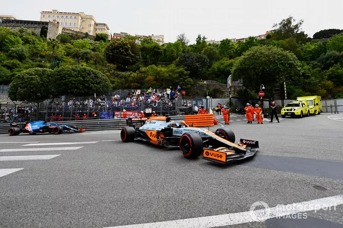 Daniel Ricciardo, McLaren MCL35M, Fernando Alonso, Alpine A521