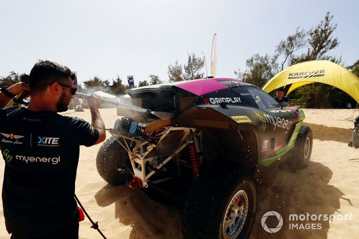 El equipo Hispano Suiza Xite Energy lava su Odyssey 21 en la estación de lavado Karcher