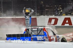 Race winner Sheldon Creed, GMS Racing, Chevrolet Silverado