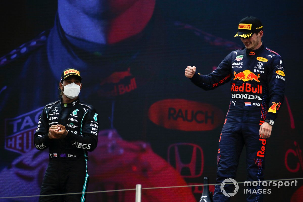 Podio: ganador de la carrera Max Verstappen, Red Bull Racing, segundo lugar Lewis Hamilton, Mercedes