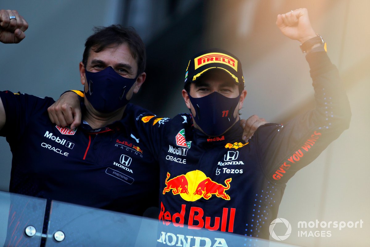Podio: ganador de la carrera Sergio Pérez, Red Bull Racing