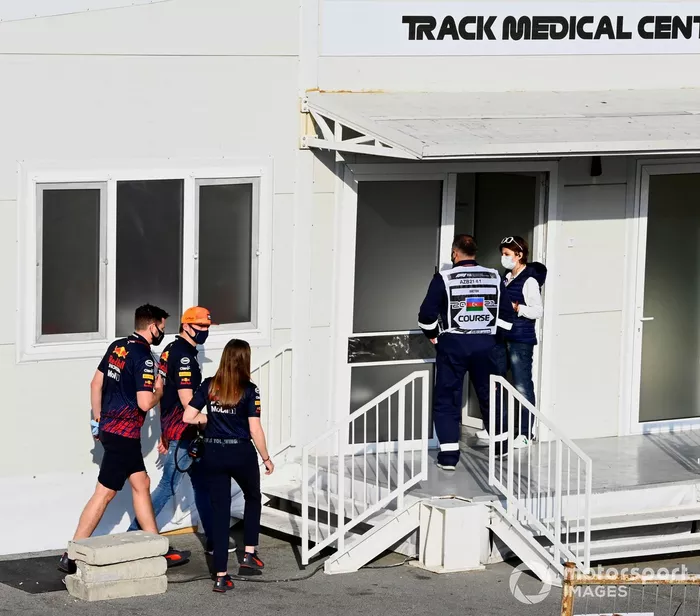 Max Verstappen, de Red Bull Racing, se dirige al Centro Médico