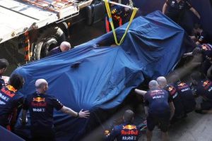 De auto van Pierre Gasly, Red Bull Racing RB15, is terug in de pits na een crash