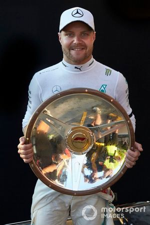 Le vainqueur Valtteri Bottas, Mercedes AMG F1, avec son trophée