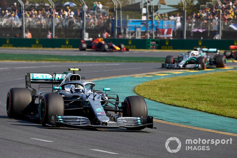 Valtteri Bottas, Mercedes AMG W10, lidera a Lewis Hamilton, Mercedes AMG F1 W10