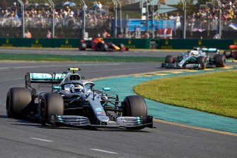 Valtteri Bottas, Mercedes AMG W10, voor Lewis Hamilton, Mercedes AMG F1 W10