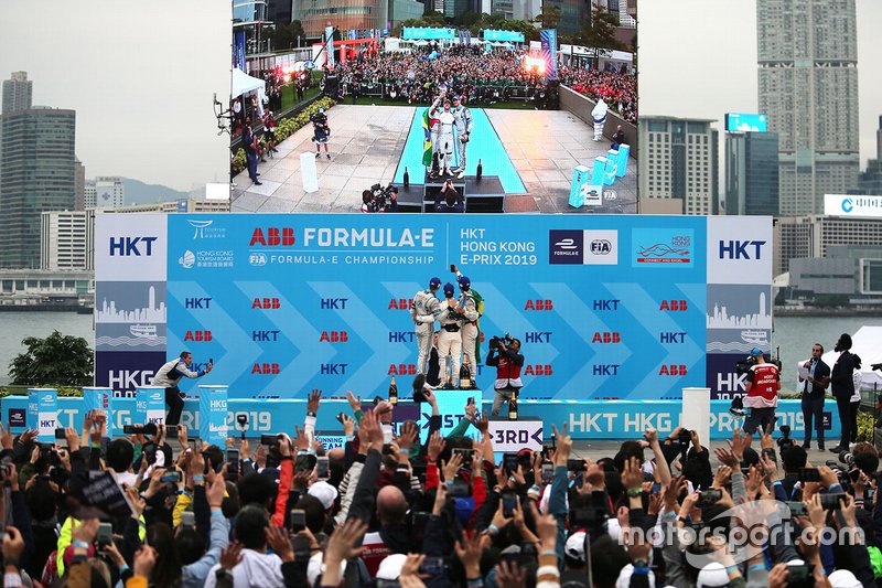 Podio: il vincitore della gara Sam Bird, Envision Virgin Racing, il secondo classificato Edoardo Mortara, Venturi Formula E, ed il terzo classificato Lucas Di Grassi, Audi Sport ABT Schaeffler scattano un selfie