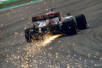 Des étincelles sortent de la voiture de Kimi Raikkonen, Alfa Romeo Racing C38